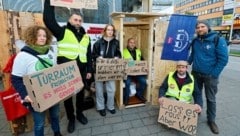 Klo-Notstand am Welttoilettentag: Buslenker protestieren mit Plumpsklo am Kagraner Platz. (Bild: Holl Reinhard/Reinhard Holl)