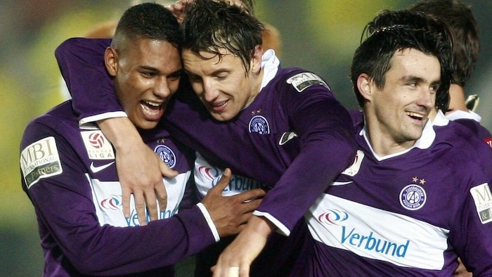 Jacek Bak in the middle of Rubin Okotie and Mario Bazina