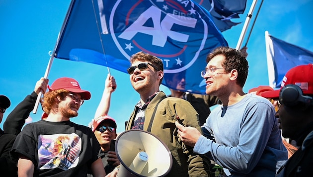 Podcaster, Videoshow-Host, Aktivist und Alt-Right-Meinungsmacher aus Illinois: Nick Fuentes (Mitte) auf einer Trump-Veranstaltung im Jahr 2020. (Bild: Zach D Roberts/NurPhoto)