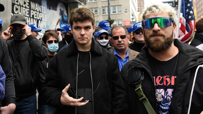 Nick Fuentes unter Trump-Anhängern im Jahr 2021