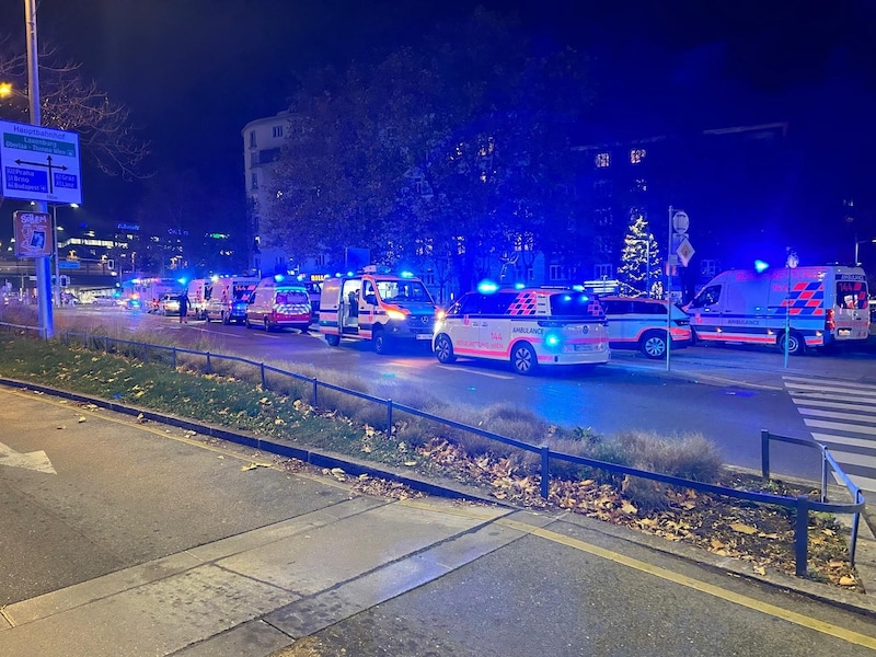 Eine Straßensperre in der Favoritenstraße bis zum Hauptbahnhof wurde errichtet. (Bild: Leserreporter)