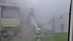 Ein Balkonbrand sorgte für einen Großeinsatz in einer Wohnanlage in St. Michael. (Bild: FF St. Michael)