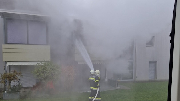 Ein Balkonbrand sorgte für einen Großeinsatz in einer Wohnanlage in St. Michael. (Bild: FF St. Michael)