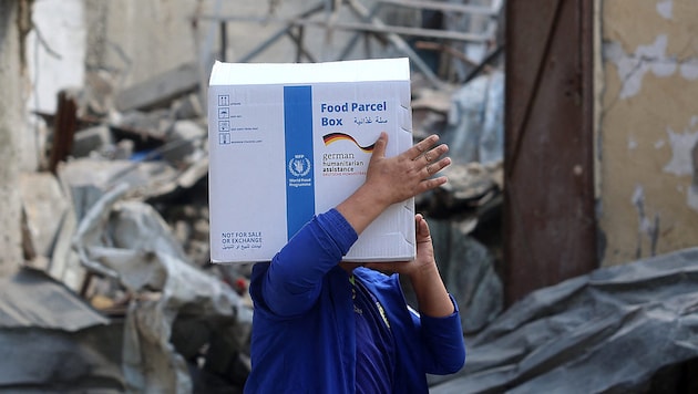 Palestinians with a food parcel in the Gaza Strip (Bild: AFP/Eyad BABA)