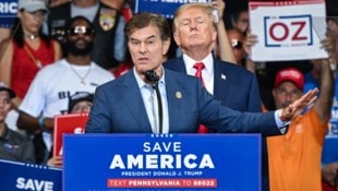 Mehmet Oz unterstützte Donald Trump auch im Wahlkampf. Bei vielen Amerikanern ist er sehr beliebt, sein Rat wird geschätzt. Doch der 64-Jährige polarisiert auch. (Bild: AFP)