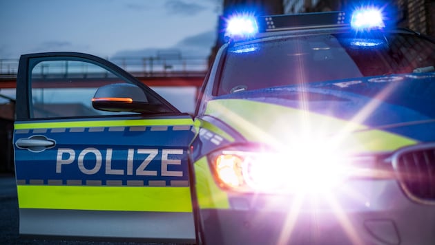 Einsatzkräften bot sich in einer großen Wohnsiedlung in Rostock ein schreckliches Bild.  (Bild: JORG GREUEL, stock.adobe.com)