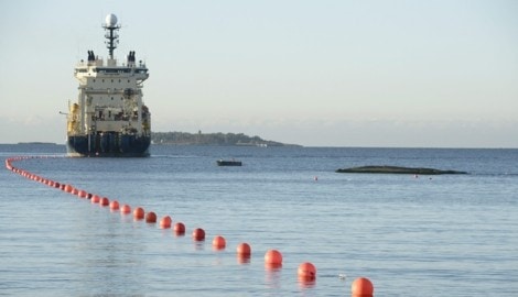 Die Welt blickt auf die „Yi Peng 3“ – das Schiff kam unmittelbar, bevor es in die betroffene Region eingefahren ist, aus einem russischen Ölhafen. (Bild: APA/AFP/Lehtikuva/Heikki Saukkomaa)