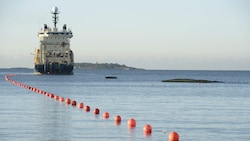 Diese Aufnahme vom Oktober 2015 zeigt, wie das Seekabel C-Lion1 vor der Küste Finnlands verlegt wird. (Bild: APA/AFP/Lehtikuva/Heikki Saukkomaa)