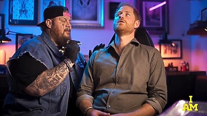 Harry diskutiert mit Jelly Roll über den richtigen Platz für sein erstes Tattoo.