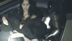 Kim Kardashian geht mit Musk-Roboter Optimus auf Tuchfühlung. (Bild: instagram.com/kimkardashian)