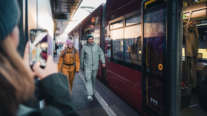 Die beiden Models tragen die neue Sella Free-Kollektion von Salewa. 