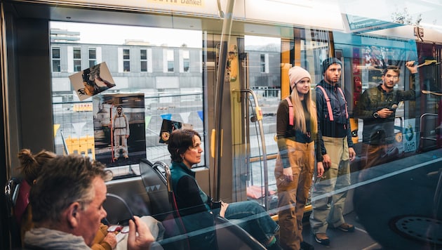 In einer Innsbrucker Straßenbahn stellte Produktmanager Matteo Rolando (ganz rechts im Bild) Bergsport-Journalisten die neue Salewa „Sella Free“-Kollektion vor.   (Bild: SIMON_BEIZAEE)