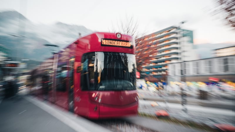 Die Straßenbahn wurde als Laufsteg gewählt, weil das öffentliche Verkehrsnetz in Innsbruck ideal ist, um in die Bergwelt zu fahren.  (Bild: SIMON_BEIZAEE)