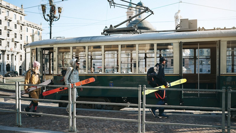 Mit der Sella Free Kampagne will Salewa Bergsportler zur Nutzung des öffentlichen Verkehrs animieren.  (Bild: Salewa)