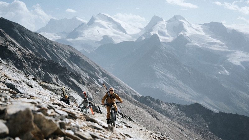 Aufgrund des Klimawandels nutzen Skitourengeher immer öfters auch das Mountainbike.  (Bild: Salewa)