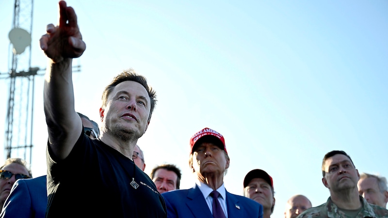 Elon Musk zeigt Donald Trump, wo er mit seinem Unternehmen hin will. (Bild: APA/AP)