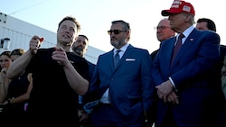 SpaceX-Besitzer Elon Musk mit seinem neuen „Freund“ Donald Trump kurz vor dem Start der  (Bild: APA/Getty Images via AFP/GETTY IMAGES/Brandon Bell)