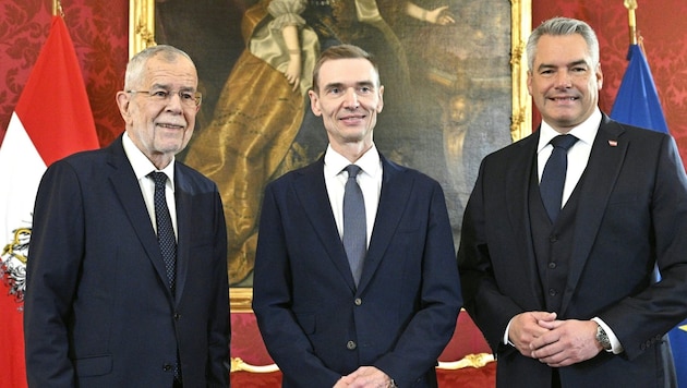 Inauguration of Finance Minister Gunter Mayr by Federal President Alexander Van der Bellen in the presence of Federal Chancellor Karl Nehammer. (Bild: APA/HANS KLAUS TECHT)