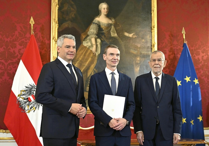 Angelobung von Finanzminister Gunter Mayr durch Bundespräsident Alexander Van der Bellen im Beisein von Bundeskanzler Karl Nehammer. (Bild: APA/HANS KLAUS TECHT)