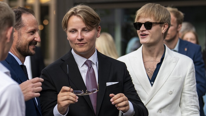 Marius (rechts) mit seinem Bruder, Prinz Sverre Magnus, und seinem Stiefvater Kronprinz Haakon