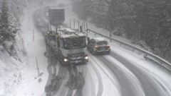 Am Fernpass gab es Schneefahrbahn. (Bild: Land Tirol (Webcam), Krone KREATIV)