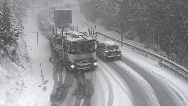 There was snow on the Fernpass. (Bild: Land Tirol (Webcam), Krone KREATIV)