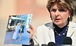 Gloria Allred, Anwältin der Familie von Halyna Hutchins, hält ein Foto von Hutchins  hoch, auf ...