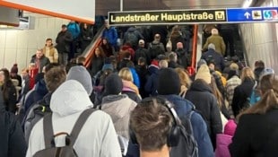 Auf den Ausweichrouten, wie hier bei der U3-Station Wien Mitte-Landstraße, wird es eng. (Bild: Christoph Engelmaier)