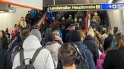 Auf den Ausweichrouten, wie hier bei der U3-Station Wien Mitte-Landstraße, wird es eng.