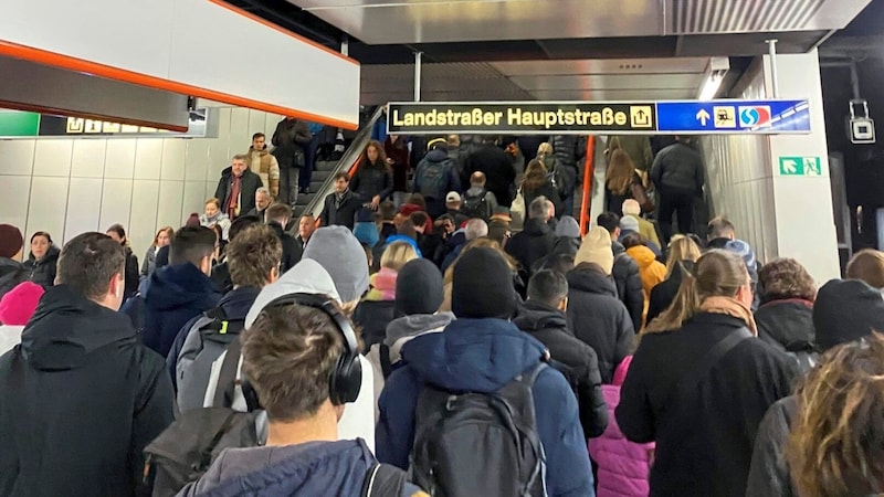 Crowds of people on their way to work on Wednesday morning. (Bild: Christoph Engelmaier, Krone KREATIV)