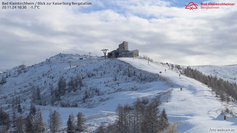 Auch Bad Kleinkirchheim ist bereits mit einer Schneeschicht bedeckt (Bild: Bad Kleinkirchheim Webcam)