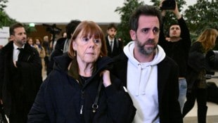 Gisèle Pelicot mit ihrem Sohn Florian (Bild: AFP/Christophe Simon)