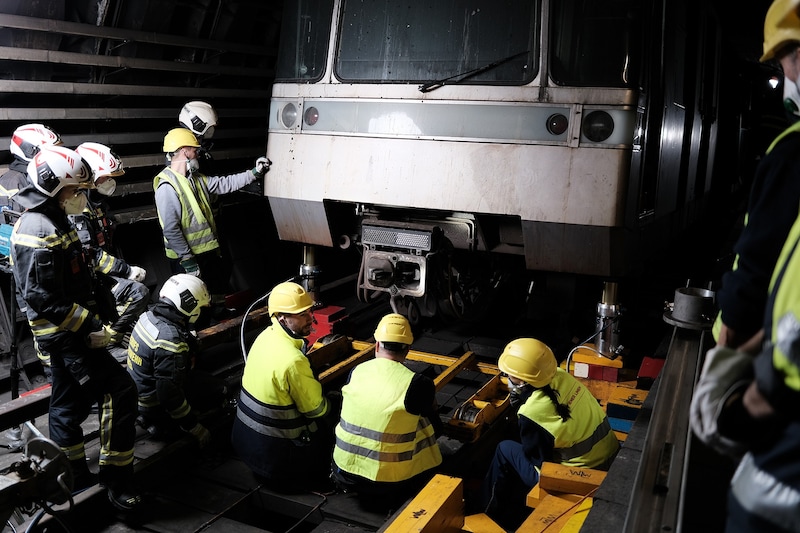 The clean-up work by Wiener Linien and the emergency services is currently in full swing. (Bild: Julia Allerding / Wiener Linien )