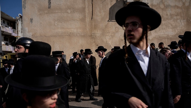 Protest von ultraorthodoxen Juden gegen die Wehrpflicht, die nun auch für sie gilt.  (Bild: APA/AP)