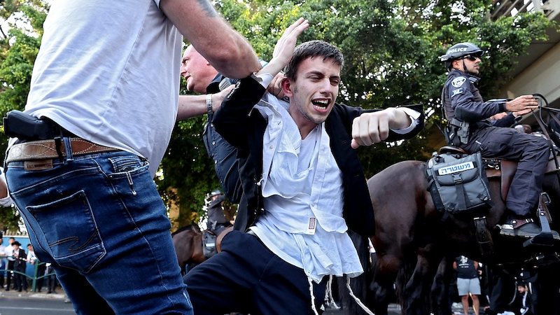 Festnahme eines protestierenden ultraorthodoxen Juden in der Stadt Bnei Brak (Bild: APA/AFP/JACK GUEZ)