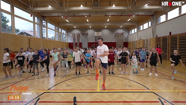 Every Wednesday Philipp does gymnastics at a different school in the country. (Bild: krone.tv)