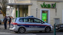 Der Tatort: die VKB an der Kreuzung Schickmayr- und Zeppelinstraße in Linz (Bild: Werner Kerschbaummayr/fotokerschi.at)