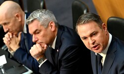Wirtschaftsminister Martin Kocher und Bundeskanzler Karl Nehammer bekamen ihr Fett ab. Auch ...