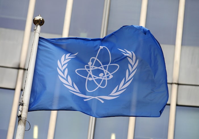 Die Flagge der IAEA vor dem Hauptsitz in Wien 