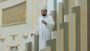 Mustafa Kader, Muezzin und Imam, predigt in der Zentralmoschee in Köln
