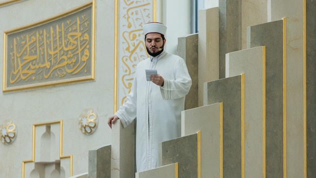 Mustafa Kader, Muezzin und Imam, predigt in der Zentralmoschee in Köln (Bild: APA/Rolf Vennenbernd)