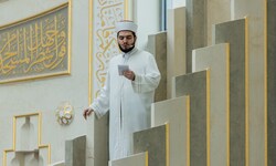 Mustafa Kader, Muezzin und Imam, predigt in der Zentralmoschee in Köln