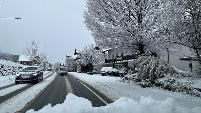Aber auch in Alberschwende legte sich eine Schneedecke über Straßen und Wiesen.