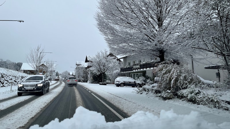 Aber auch in Alberschwende legte sich eine Schneedecke über Straßen und Wiesen. (Bild: A. Drnek)