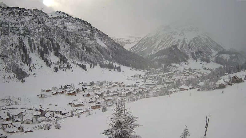 Lech hat sich bereits in ein Schnee-Eldorado verwandelt. (Bild: Webcam Lech)