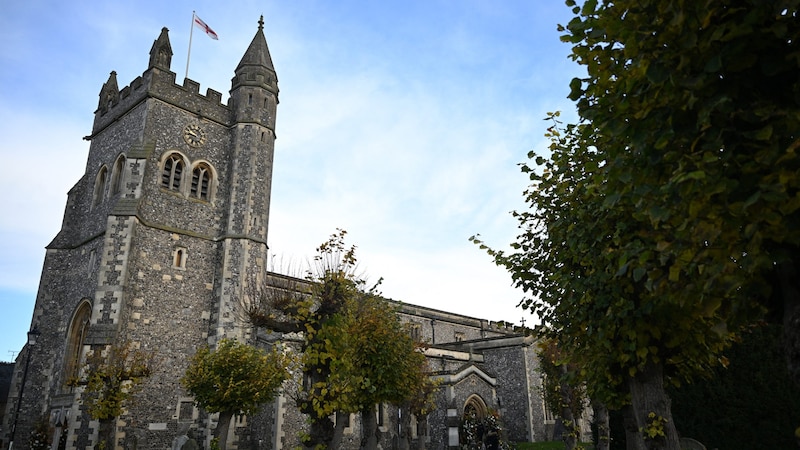 In dieser Kirche in der Umgebung von London findet die Trauerfeier statt. (Bild: APA/AFP/JUSTIN TALLIS)