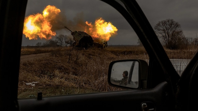 Ukrainian artillery fire in Donetsk (Bild: APA/AFP/Roman PILIPEY)