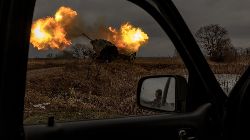 Ukrainisches Artilleriefeuer in Donezk (Bild: APA/AFP/Roman PILIPEY)