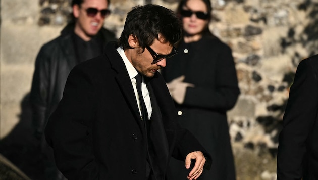 Harry Styles was the first member of the boy band One Direction to arrive at the church for Liam Payne's funeral service on Wednesday. (Bild: APA/AFP/JUSTIN TALLIS)