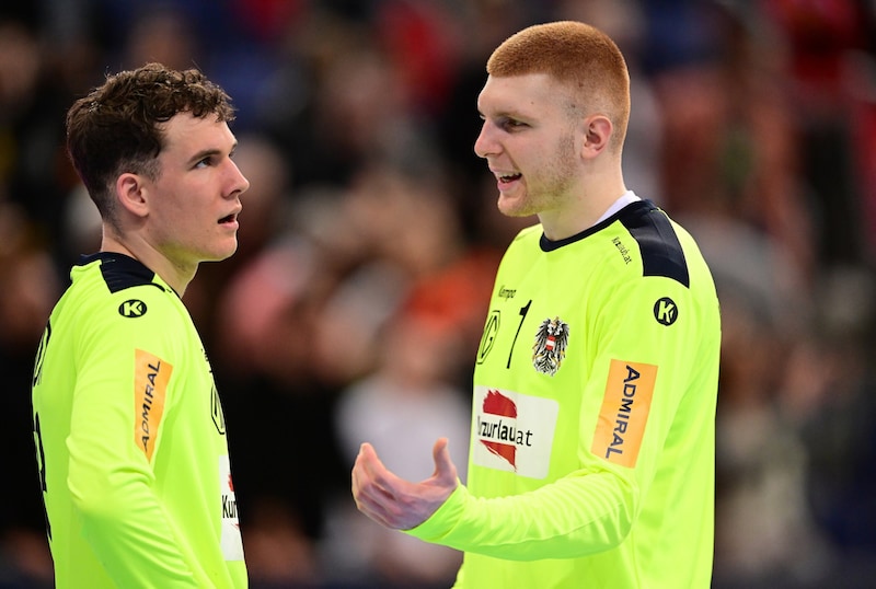 Leon Bergmann bei der A-Nationalmannschaft mit Teamgoalie Constantin Möstl.  (Bild: GEPA/GEPA pictures)